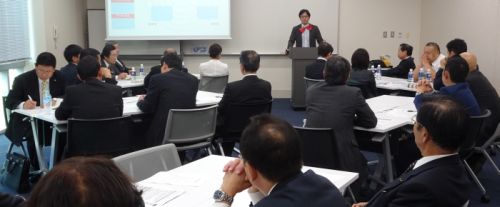 合同視察研修の様子。議会報告会をテーマに住民が参加しやすい方法を議論。講師は話しやすい雰囲気づくりのため蝶ネクタイ姿で登場